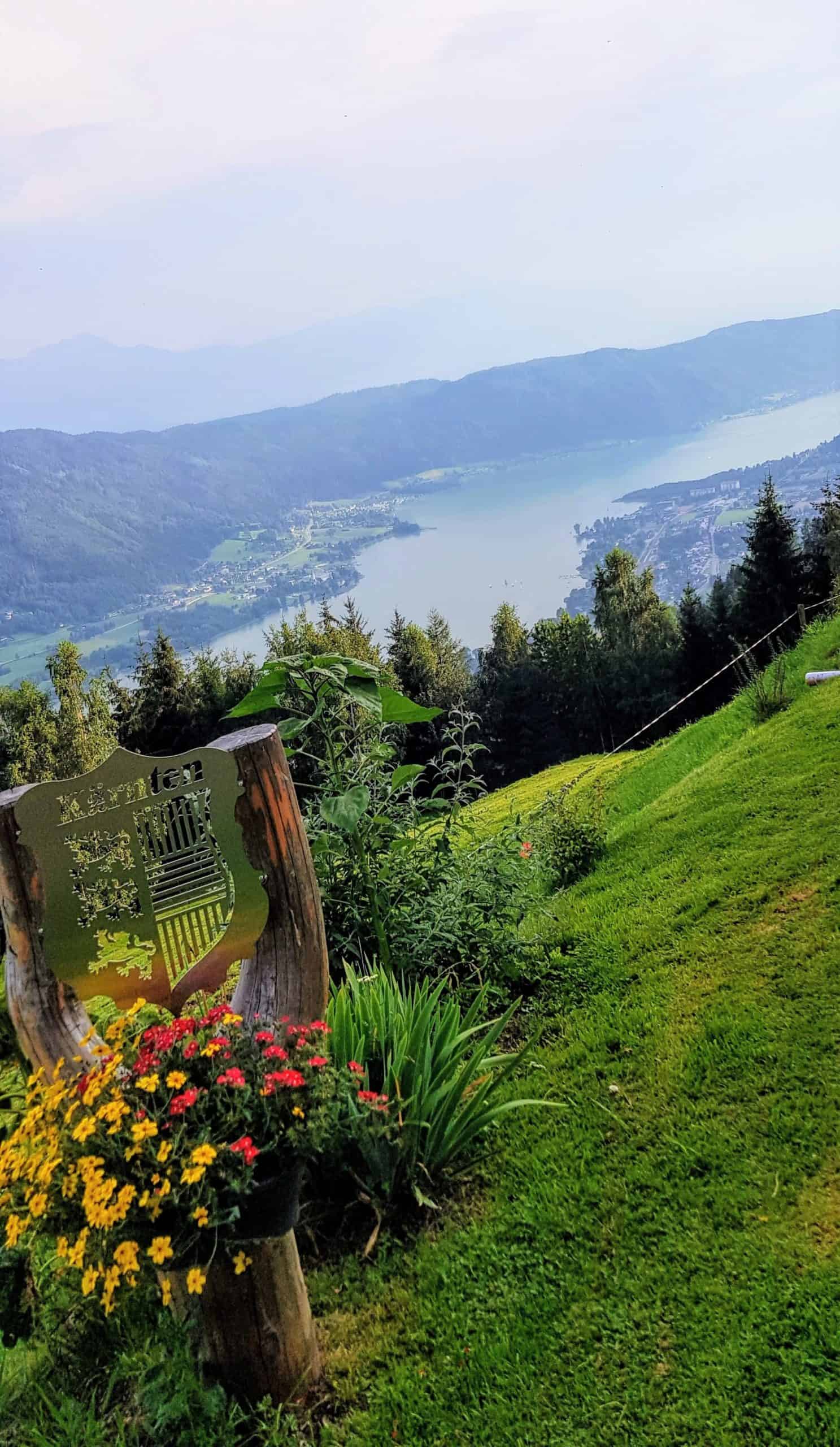 Aussicht und Kärnten-Wappen bei Buschenschank am Ossiacher See - Ossiachberg bei Wanderung