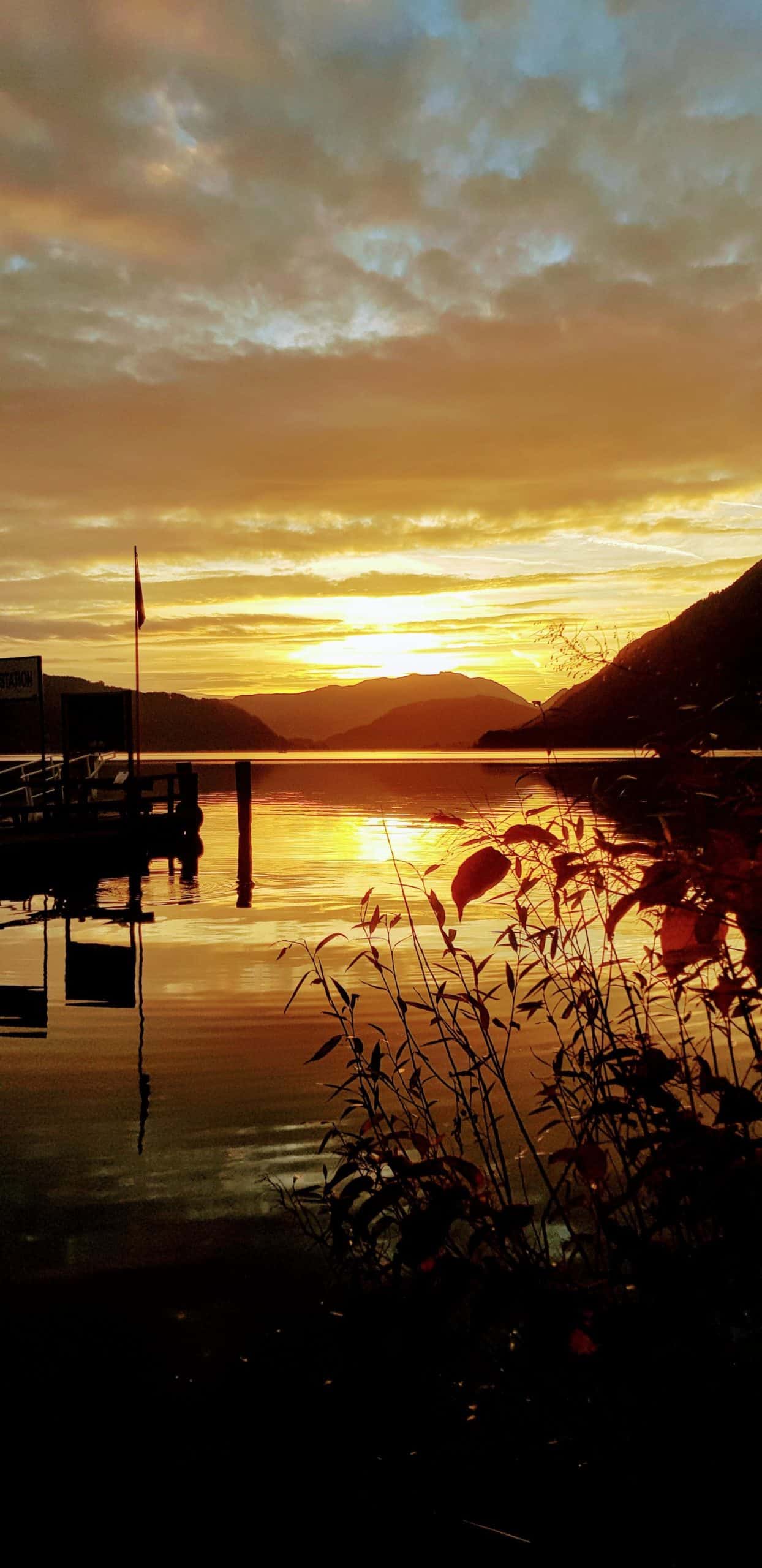 Ossiacher See Schifffahrt - Anlegestelle in Ossiach mit Sonnenuntergang. Ausflugsziel in Österreich, Kärnten.