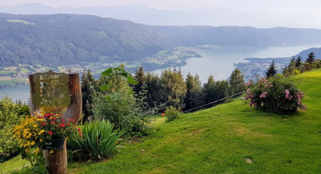Familienausflug auf den Ossiachberg mit Blick auf den Ossiacher See und die Julischen Alpen in der Urlaubsregion Villach in Österreich