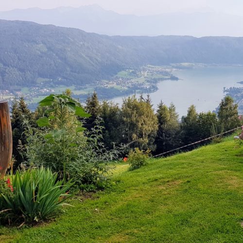 Familienausflug auf den Ossiachberg mit Blick auf den Ossiacher See und die Julischen Alpen in der Urlaubsregion Villach in Österreich