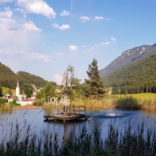 Brunnen in Bad Bleiberg, Nähe Villach. Er befindet sich vor dem Ausflugsziel für Familien, dem Schaubergwerk Terra Mystica in Österreich.