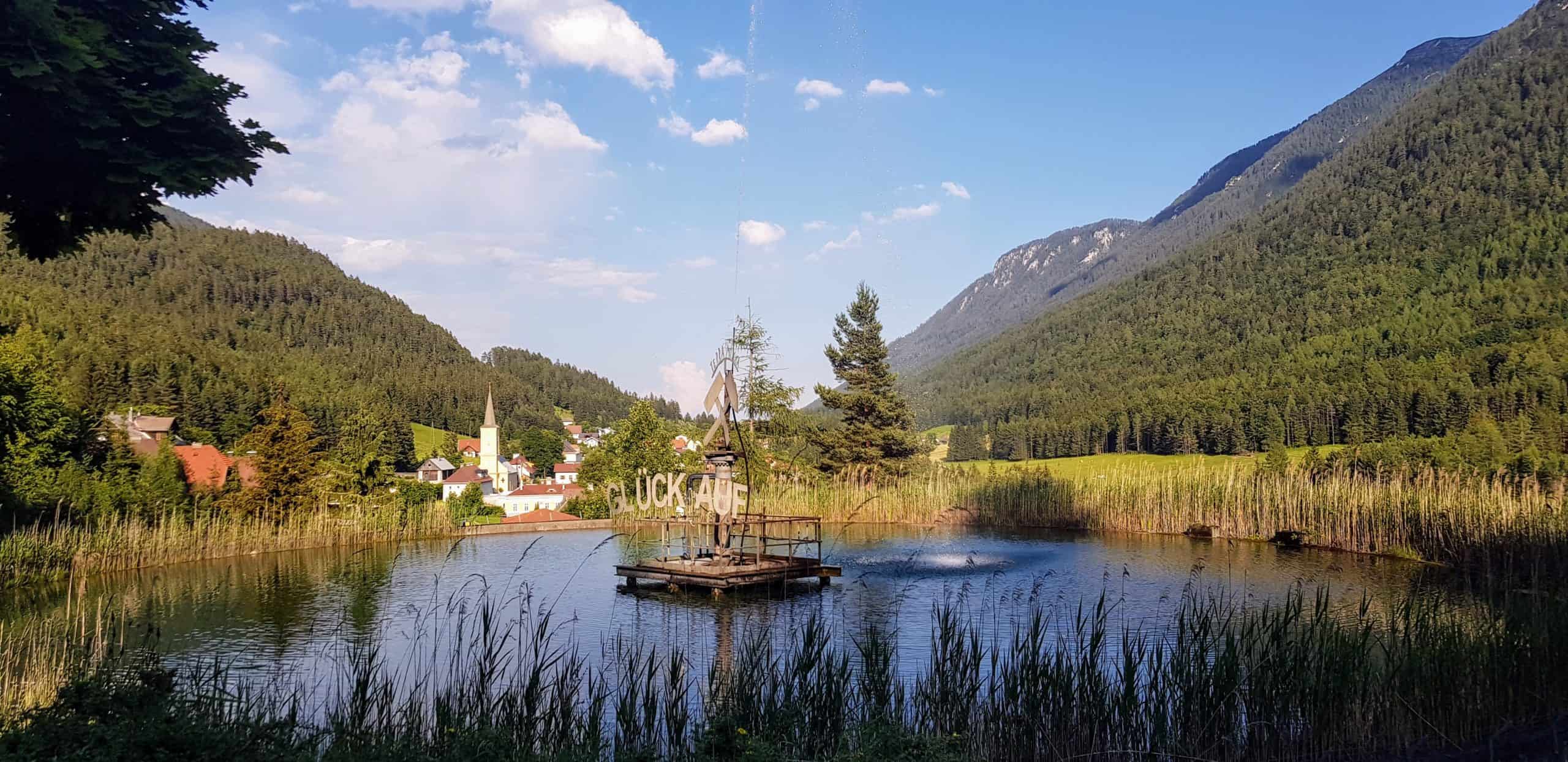 Brunnen in Bad Bleiberg, Nähe Villach. Er befindet sich vor dem Ausflugsziel für Familien, dem Schaubergwerk Terra Mystica in Österreich.