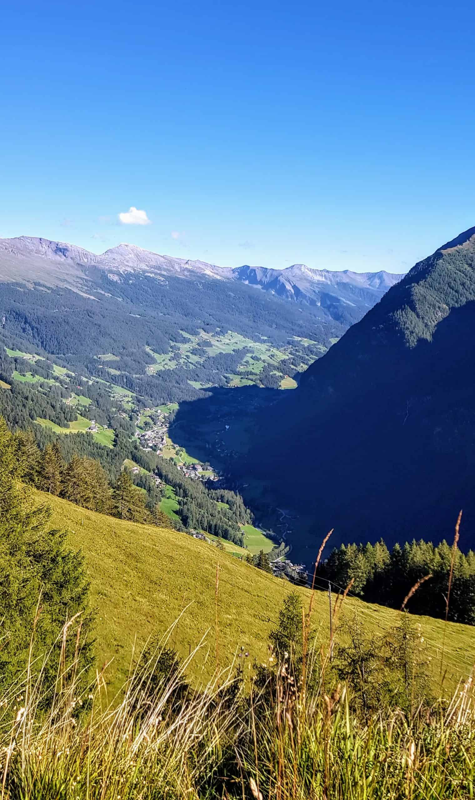 Blick auf das Mölltal in Kärnten von der Panoramastraße auf den Großglockner in Österreich im Herbst