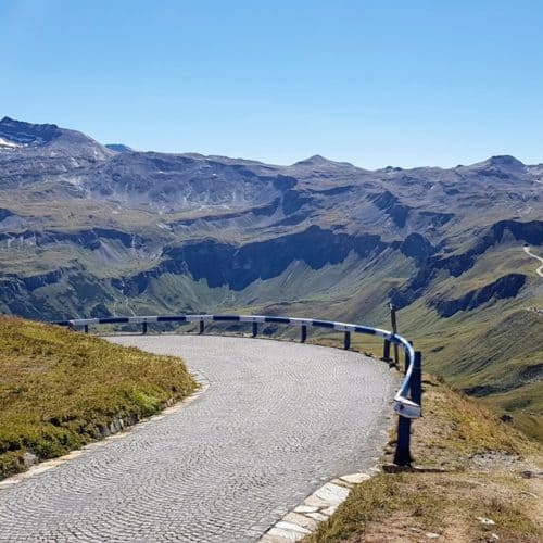 Auf die Edelweißspitze mit Aussicht auf Fuscher Lacke und Berge des Nationalparks Hohe Tauern bei Fahrt auf Großglockner Hochalpenstraße