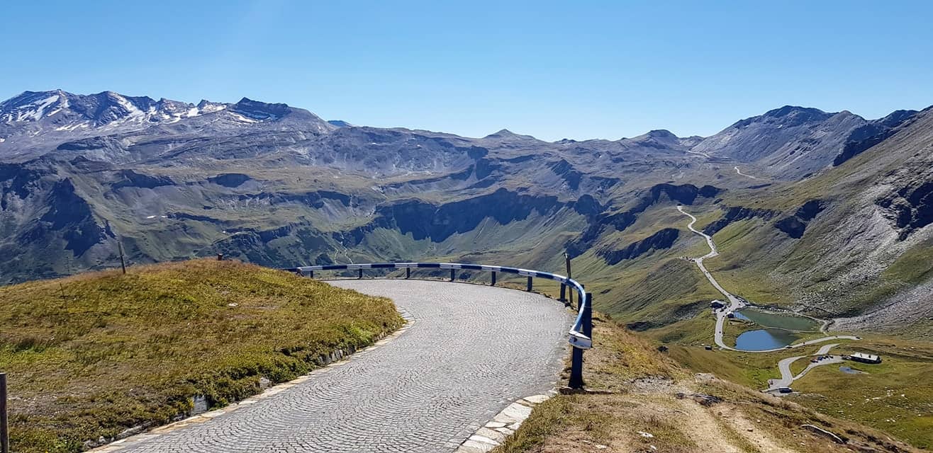 Auf die Edelweißspitze mit Aussicht auf Fuscher Lacke und Berge des Nationalparks Hohe Tauern bei Fahrt auf Großglockner Hochalpenstraße