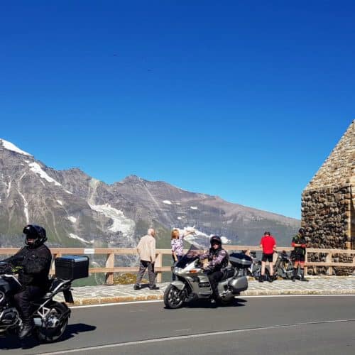 Fuscher Thörl auf der Großglockner Hochalpenstraße mit Motorradfahrer und Biker