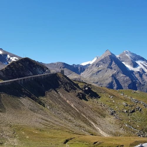 Fuscher Thörl auf der Großglockner Hochalpenstraße umgeben von zahlreichen Dreitausendern des Nationalparks Hohe Tauern in Österreich