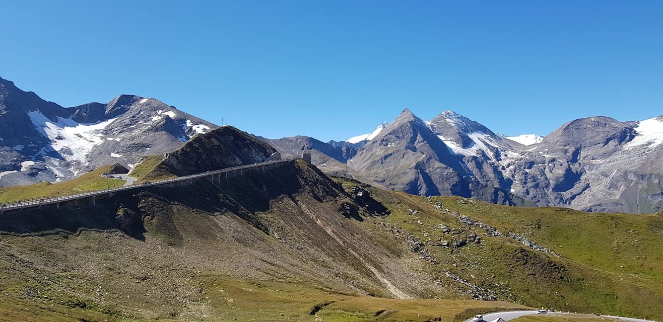 Fuscher Thörl auf der Großglockner Hochalpenstraße umgeben von zahlreichen Dreitausendern des Nationalparks Hohe Tauern in Österreich