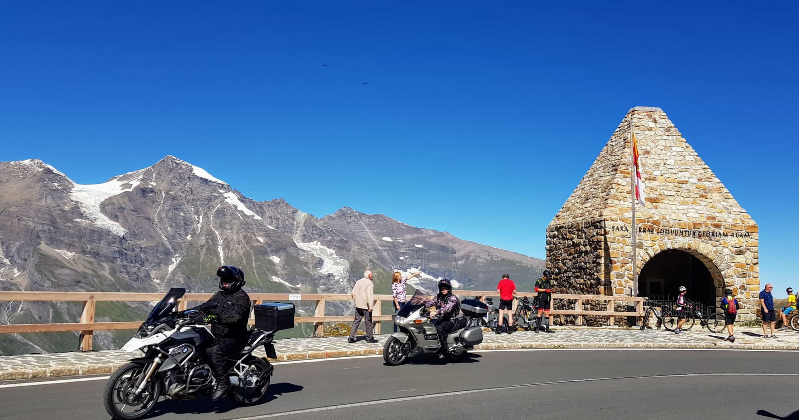 Fuscher Thörl auf der Großglockner Hochalpenstraße mit Motorradfahrer und Biker