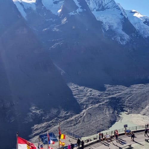 Großglockner und Gletschersee bei Kaiser Franz Josefs Höhe in Kärnten. Höchster Berg & Ausflugsziel in Österreich.