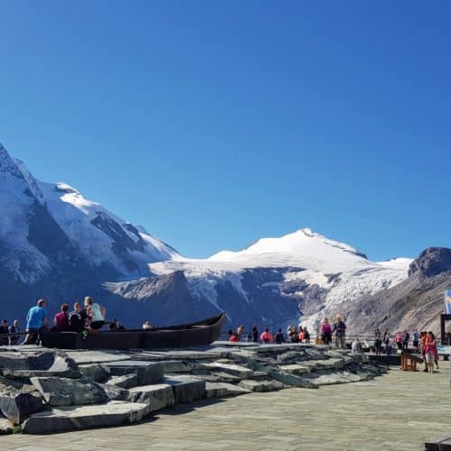 Aussichtsplattform vor Besucherzentrum, Parkplatz & Restaurant auf der Kaiser Franz Josefs Höhe mit Blick auf den Grossglockner