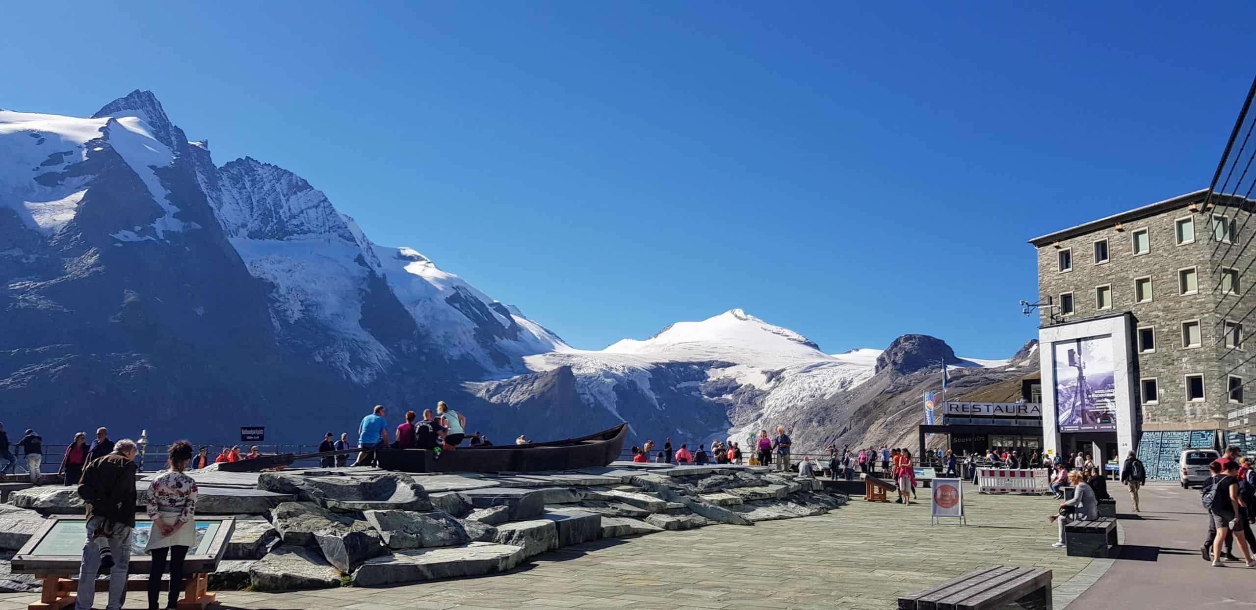 Aussichtsplattform vor Besucherzentrum, Parkplatz & Restaurant auf der Kaiser Franz Josefs Höhe mit Blick auf den Grossglockner