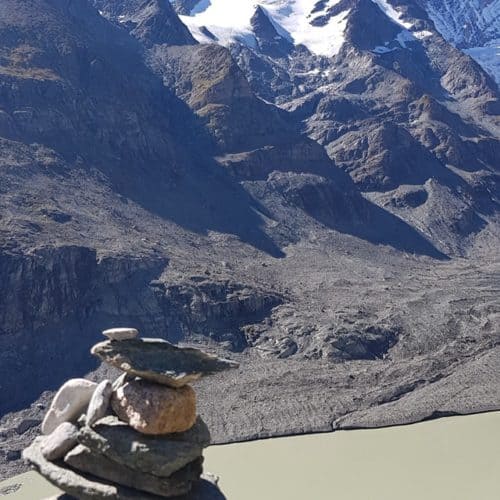 Großglockner mit Gletschersee und Stoanamandl bei Wanderung zur Pasterze im Nationalpark Hohe Tauern - Österreich
