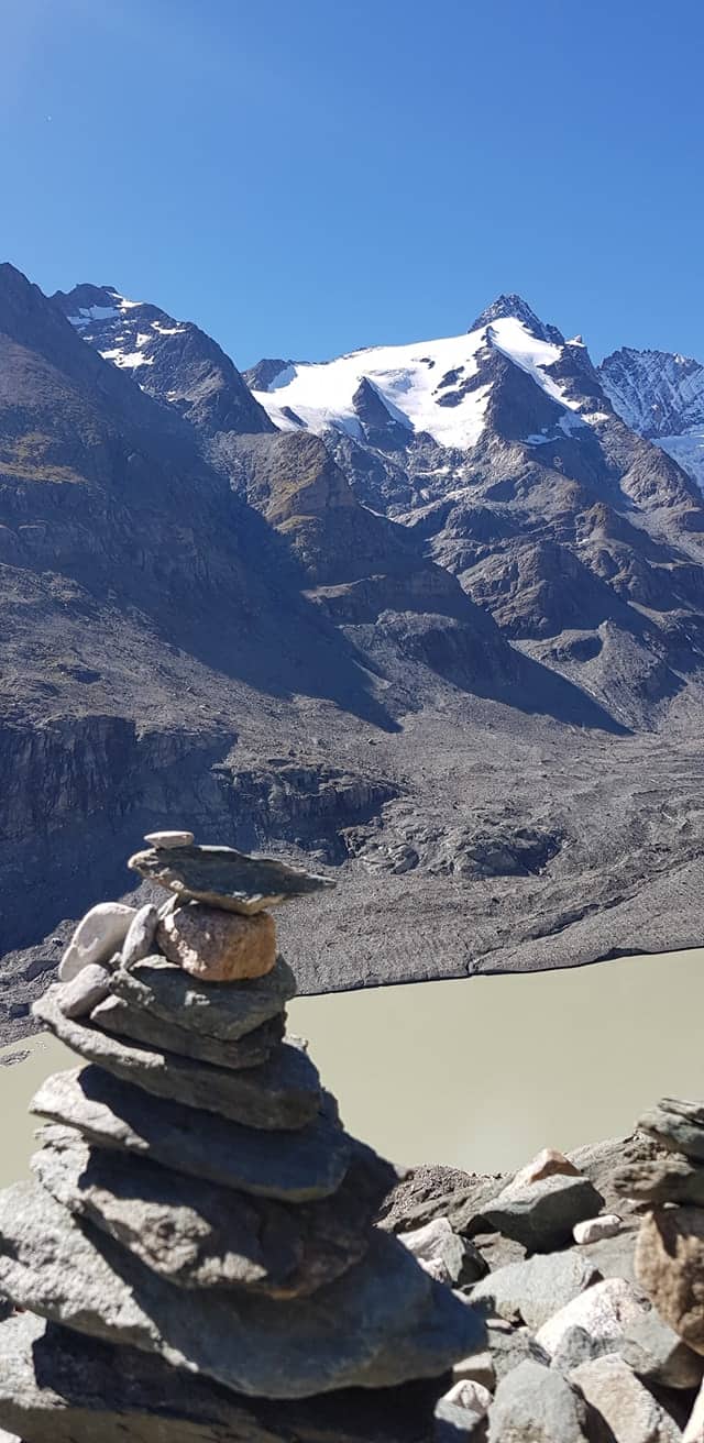 Großglockner mit Gletschersee und Stoanamandl bei Wanderung zur Pasterze im Nationalpark Hohe Tauern - Österreich