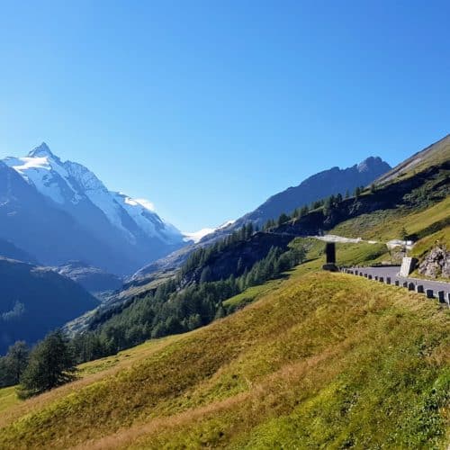 Der Großglockner im Nationalpark Hohe Tauern in Österreich mit Hochalpenstraße bei Auffahrt auf die Kaiser Franz Josefs Höhe in Kärnten