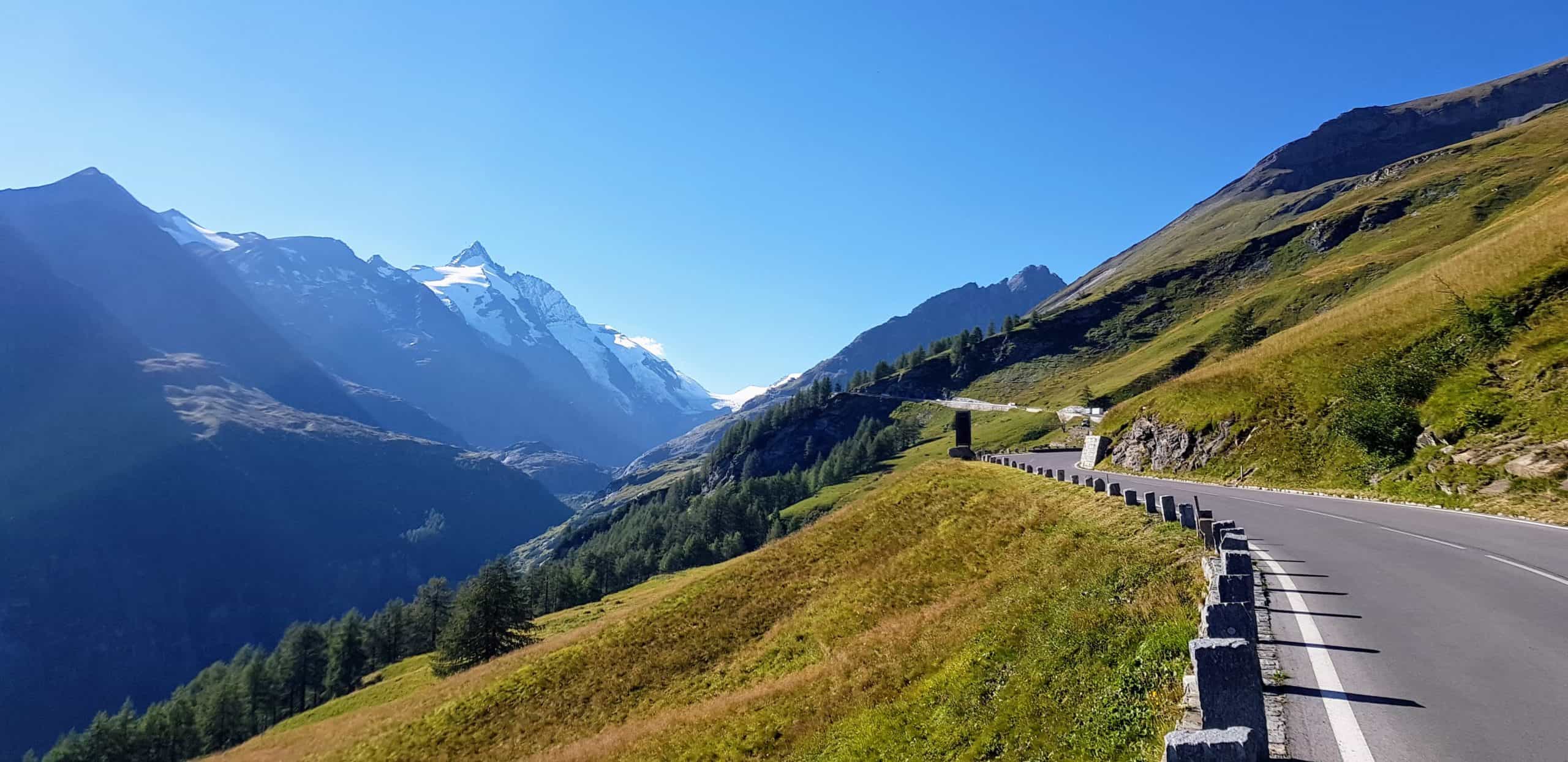 Der Großglockner im Nationalpark Hohe Tauern in Österreich mit Hochalpenstraße bei Auffahrt auf die Kaiser Franz Josefs Höhe in Kärnten