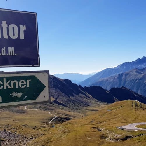 Schild Hochtor bei Großglockner Hochalpenstraße mit Bergen von Nationalpark Hohe Tauern in Österreich