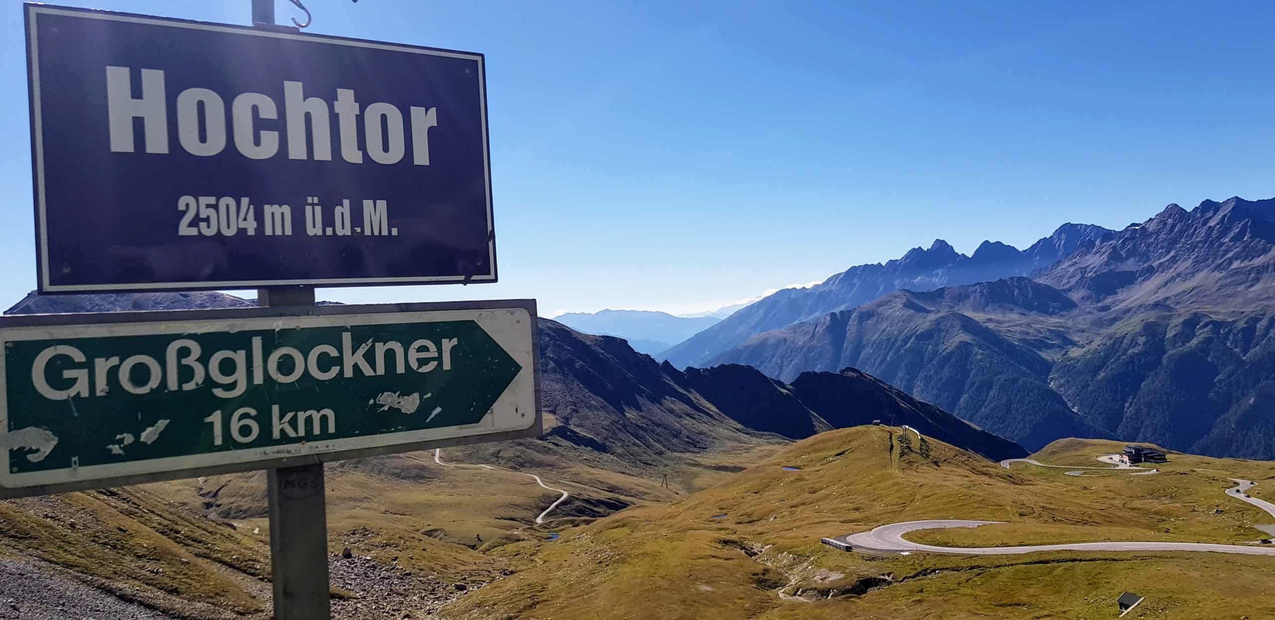 Schild Hochtor bei Großglockner Hochalpenstraße mit Bergen von Nationalpark Hohe Tauern in Österreich