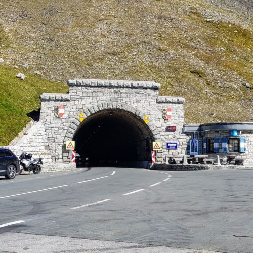 Hochtor. Tunnel von Kärnten nach Salzburg auf der Großglockner Hochalpenstraße - Panoramastraße in Österreich.
