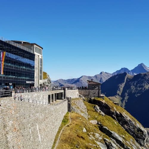 Parkhaus und Besucherzentrum Kaiser Franz Josefs Höhe bei Großglockner in Kärnten - Ausflugsziel in Österreich