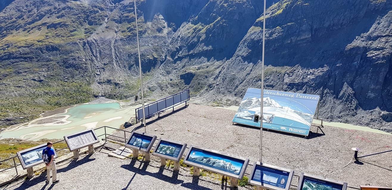 Aussichts- und Informationsstelle für Gletscherweg Pasterze beim Großglockner auf der Kaiser Franz Josefs Höhe in Kärnten