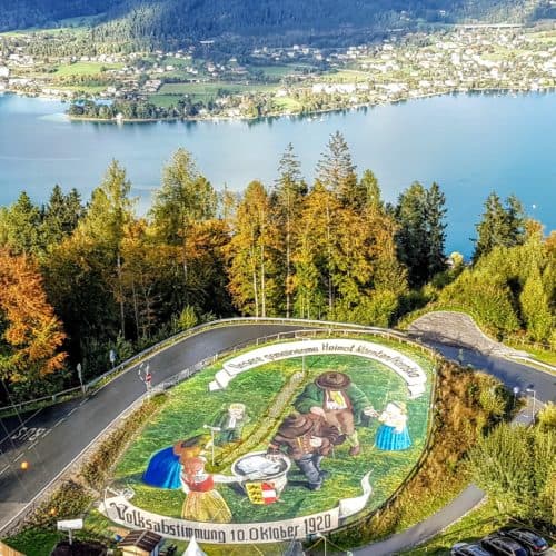 3D-Kunst von Gregor Wosik beim Pyramidenkogel am Wörthersee in Kärnten - 100 Jahre Volksabstimmung 10. Oktober 1920. Sehenswert in Österreich