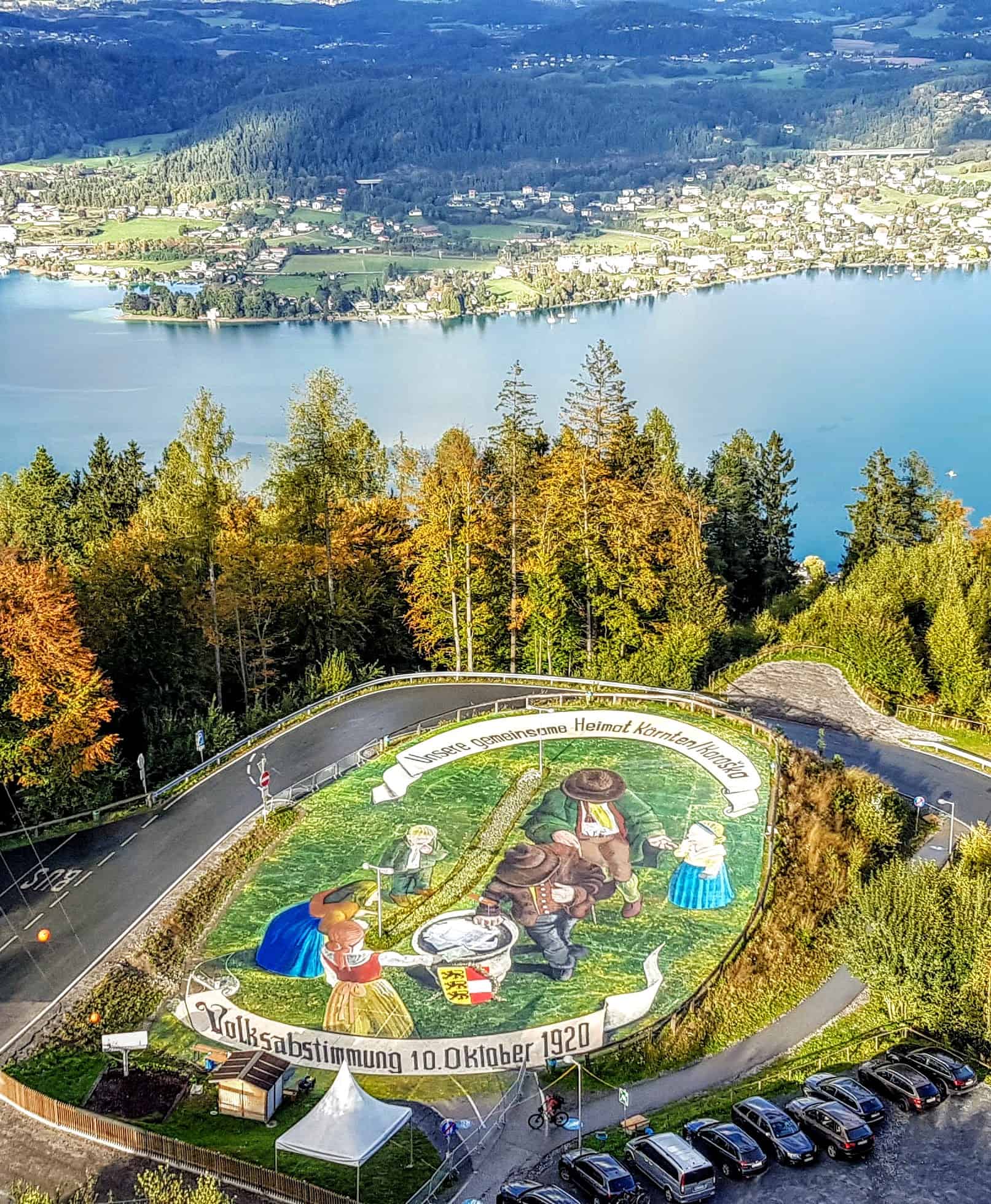 3D-Kunst von Gregor Wosik beim Pyramidenkogel am Wörthersee in Kärnten - 100 Jahre Volksabstimmung 10. Oktober 1920. Sehenswert in Österreich