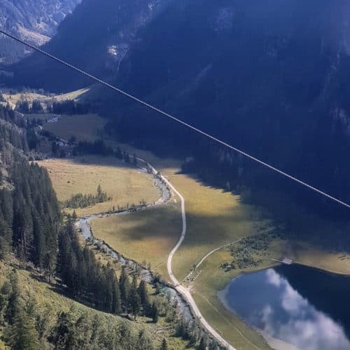 Blick ins Seebachtal und Stappitzer See bei Fahrt mit der Ankogel Hochgebirgsbahn im Nationalpark Hohe Tauern bei Ausflug mit Kärnten Card.