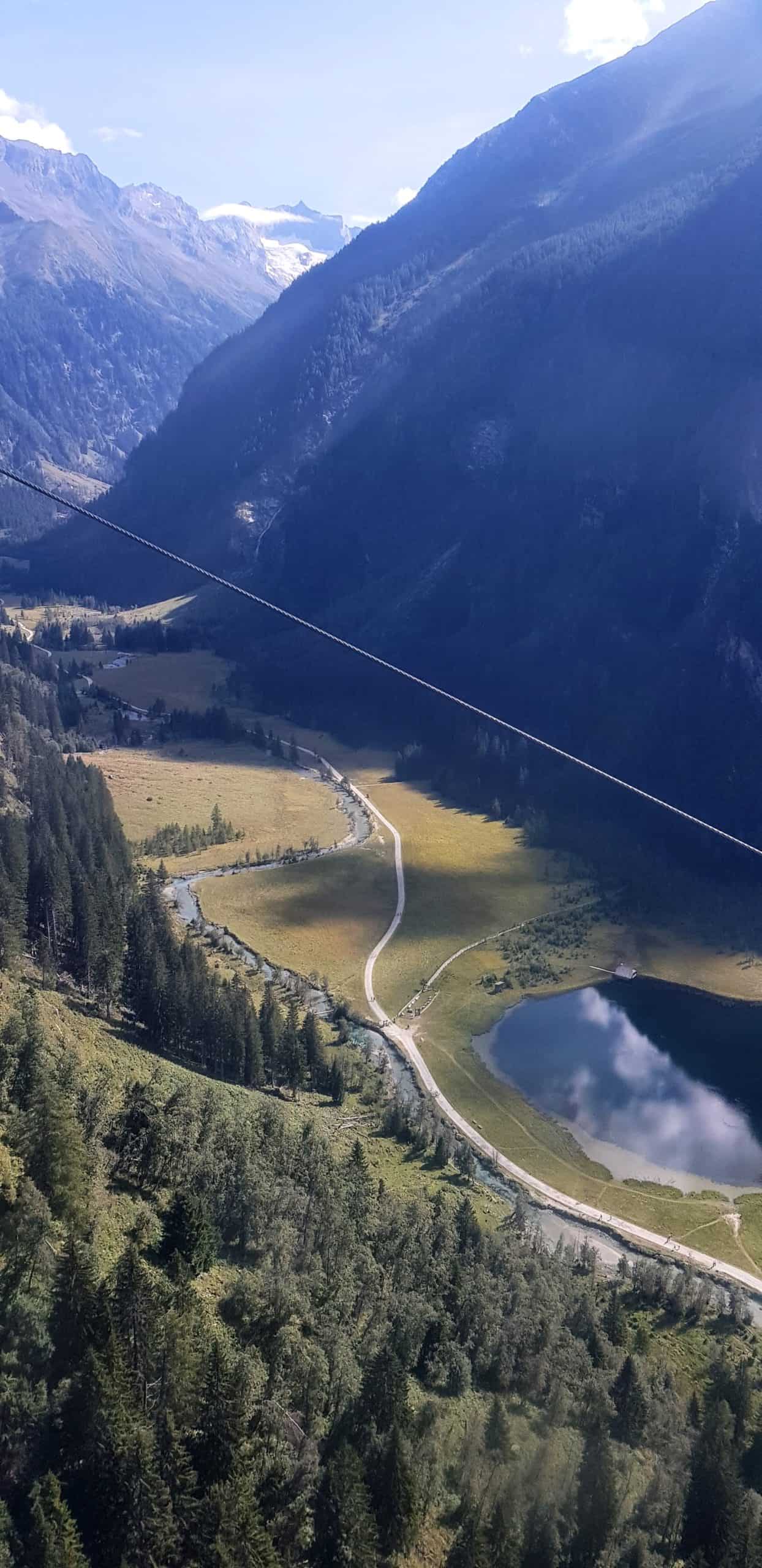 Blick ins Seebachtal und Stappitzer See bei Fahrt mit der Ankogel Hochgebirgsbahn im Nationalpark Hohe Tauern bei Ausflug mit Kärnten Card.