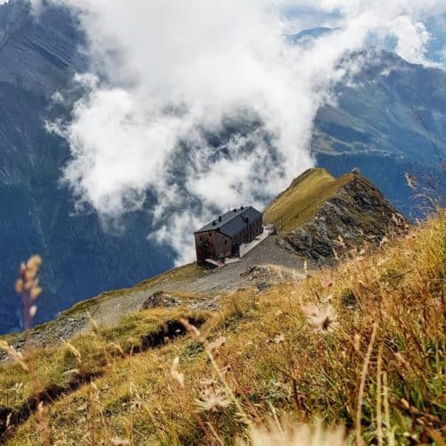 Hochgebirge Ankogelgruppe mit Hütte Hannoverhaus im Nationalpark Hohe Tauern in Kärnten bei Wanderung im Österreich-Urlaub.