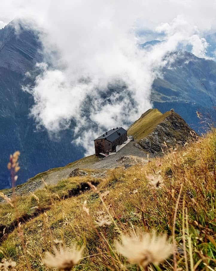 Hochgebirge Ankogelgruppe mit Hütte Hannoverhaus im Nationalpark Hohe Tauern in Kärnten bei Wanderung im Österreich-Urlaub.