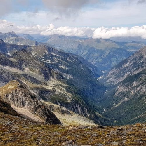 Berge im Nationalpark Hohe Tauern. Zahlreiche 3.000er bei Aussicht auf Ankogel Gruppe und Blick Richtung Salzburg in Österreich.