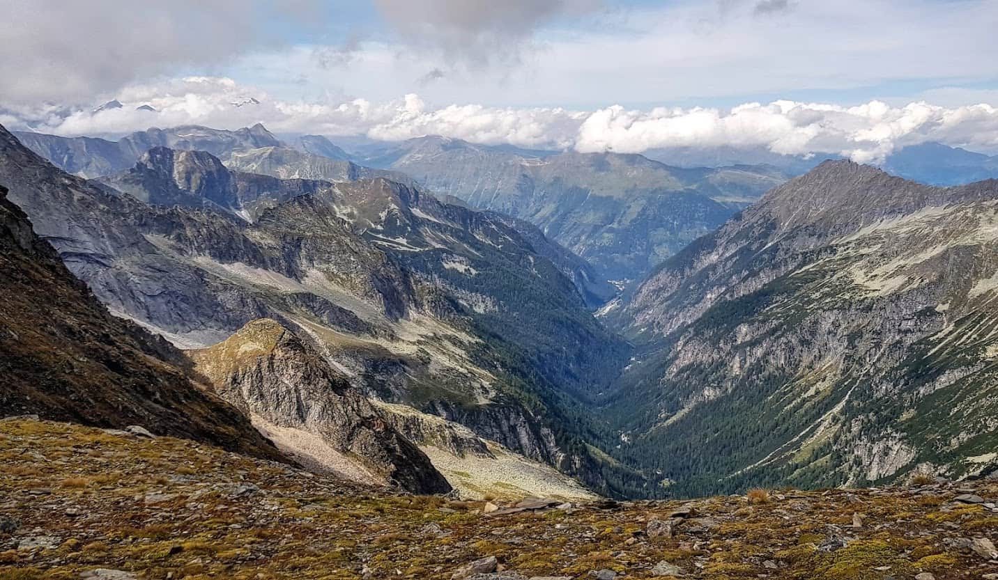 Berge im Nationalpark Hohe Tauern. Zahlreiche 3.000er bei Aussicht auf Ankogel Gruppe und Blick Richtung Salzburg in Österreich.