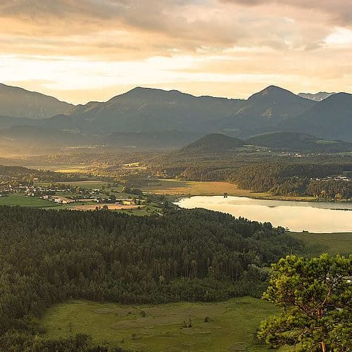 Landschaft, Berge und Klopeinersee bei Sonnenuntergang. Urlaubsregion in Kärnten - Österreich.