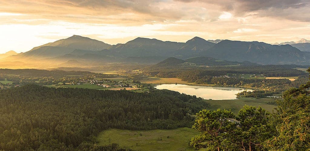 Landschaft, Berge und Klopeinersee bei Sonnenuntergang. Urlaubsregion in Kärnten - Österreich.