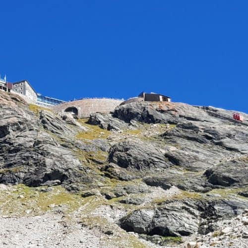 Blick von Pasterze auf Kaiser Franz Josefs Höhe mit Besucherzentrum, Parkhaus und Gletscherbahn. Roadtrip und Sehenswürdigkeit in Österreich.