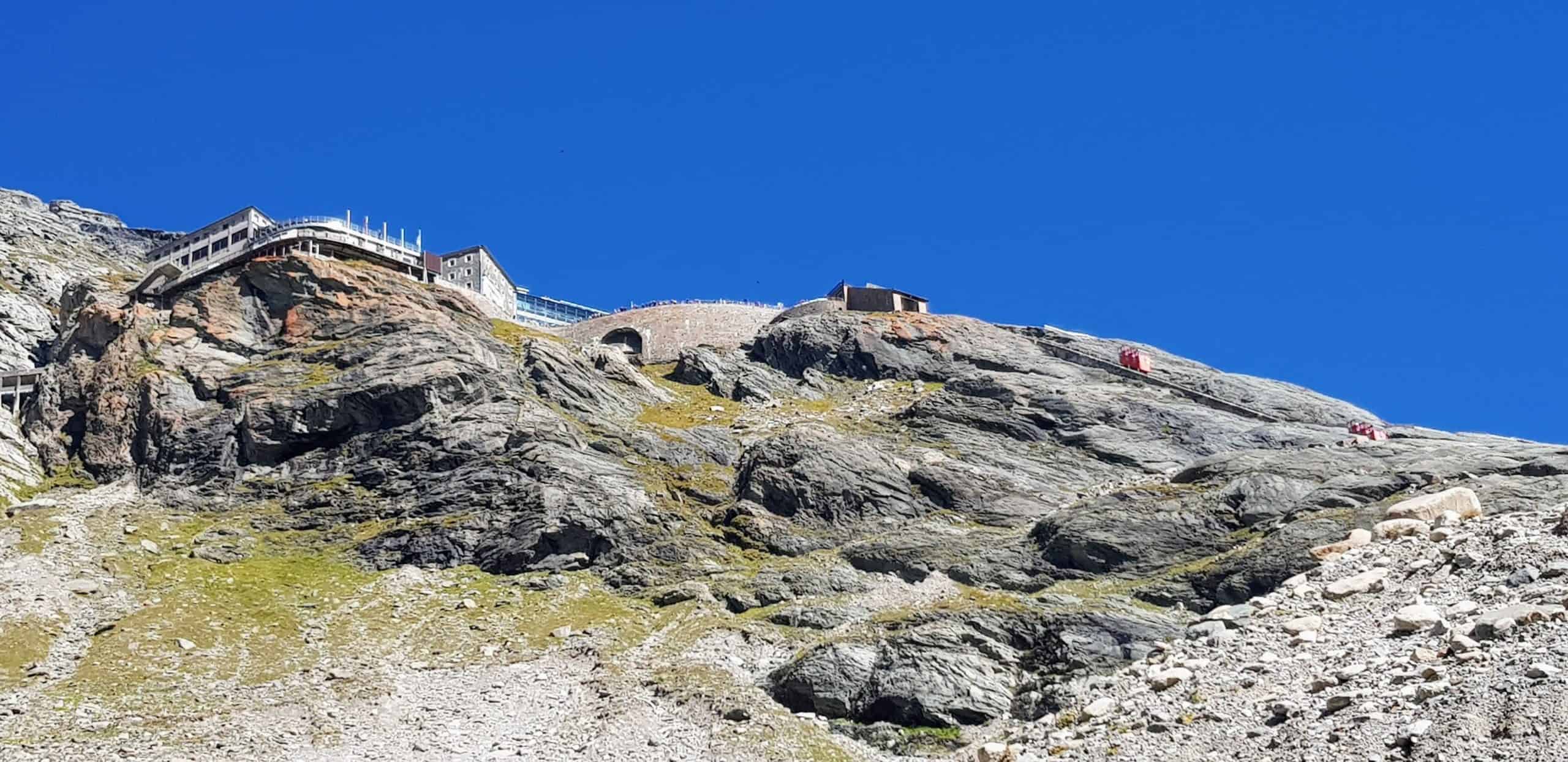 Blick von Pasterze auf Kaiser Franz Josefs Höhe mit Besucherzentrum, Parkhaus und Gletscherbahn. Roadtrip und Sehenswürdigkeit in Österreich.