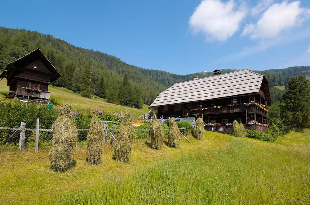 Alter Bauernhof mit Getreidespeicher - Sehenswürdigkeit in Bad Kleinkirchheim