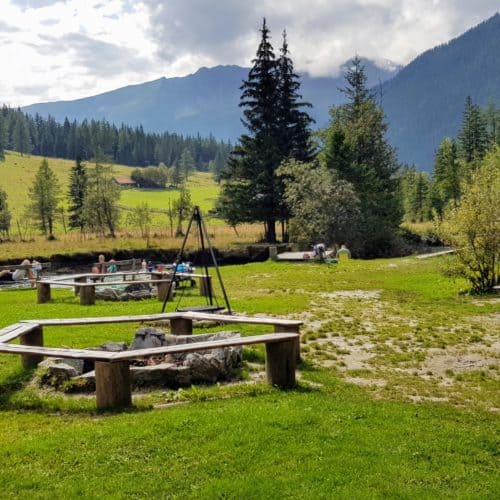 Erlebnisspielplatz mit Seebach, Feuerstellen und Spielgeräten in Mallnitz - Freizeitzentrum & Naturspielplatz für Kinder bei Ankogel Talstation in Kärnten.