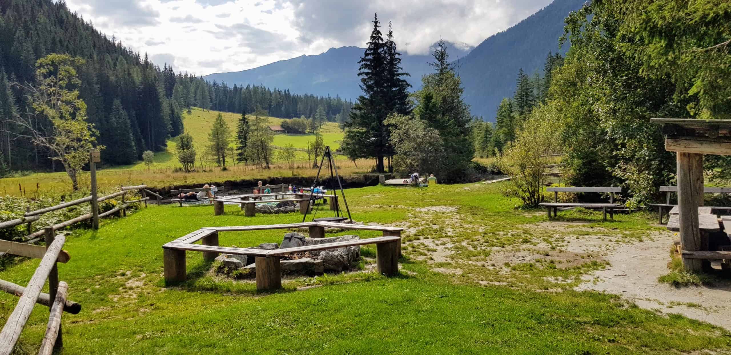 Erlebnisspielplatz mit Seebach, Feuerstellen und Spielgeräten in Mallnitz - Freizeitzentrum & Naturspielplatz für Kinder bei Ankogel Talstation in Kärnten.