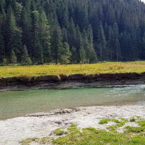 Kinder spielen am Fluss bei Erlebnisspielplatz Freizeitpark Mallnitz bei Ankogel Bergbahn im Nationalpark Hohe Tauern. Tipp für Kärnten mit Kindern. Eintritt frei.