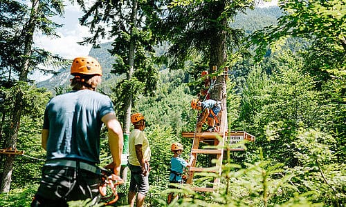 Familie im Klettergarten bei Wildensteiner Wasserfall in Gallizien. Tipp für Kärnten mit Kindern in der Urlaubsregion Klopeinersee in Österreich.