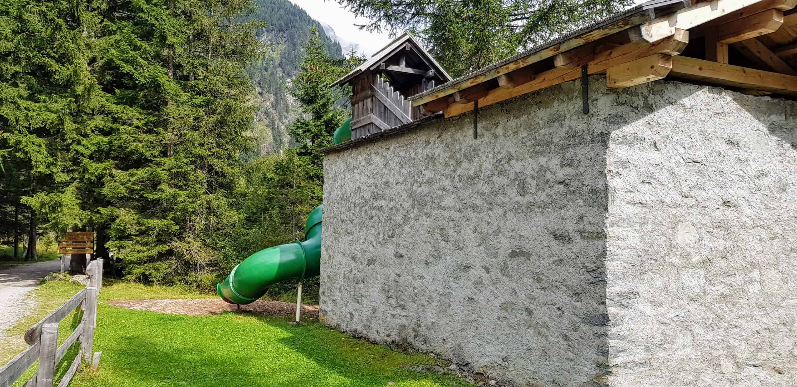 Start Wanderweg Seebachtal mit Freizeitzentrum Mallnitz (Erlebnisspielplatz für Kinder). Gebäude mit Rutsche. Ausflugsziele Nationalpark Hohe Tauern Kärnten.