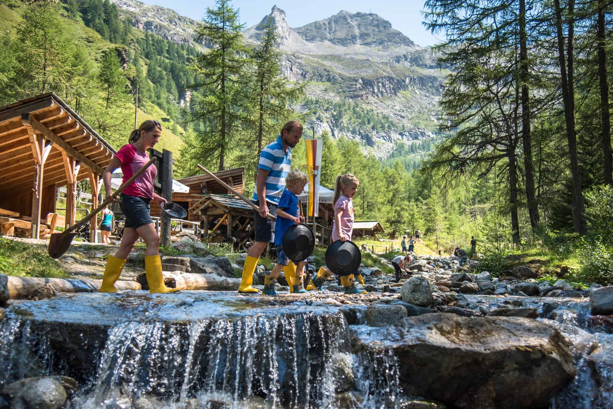 Familie beim Goldgraben im Goldgräberdorf Heiligenblut Nahe Großglockner in Kärnten. Ausflugsziele mit Kindern in Österreich.