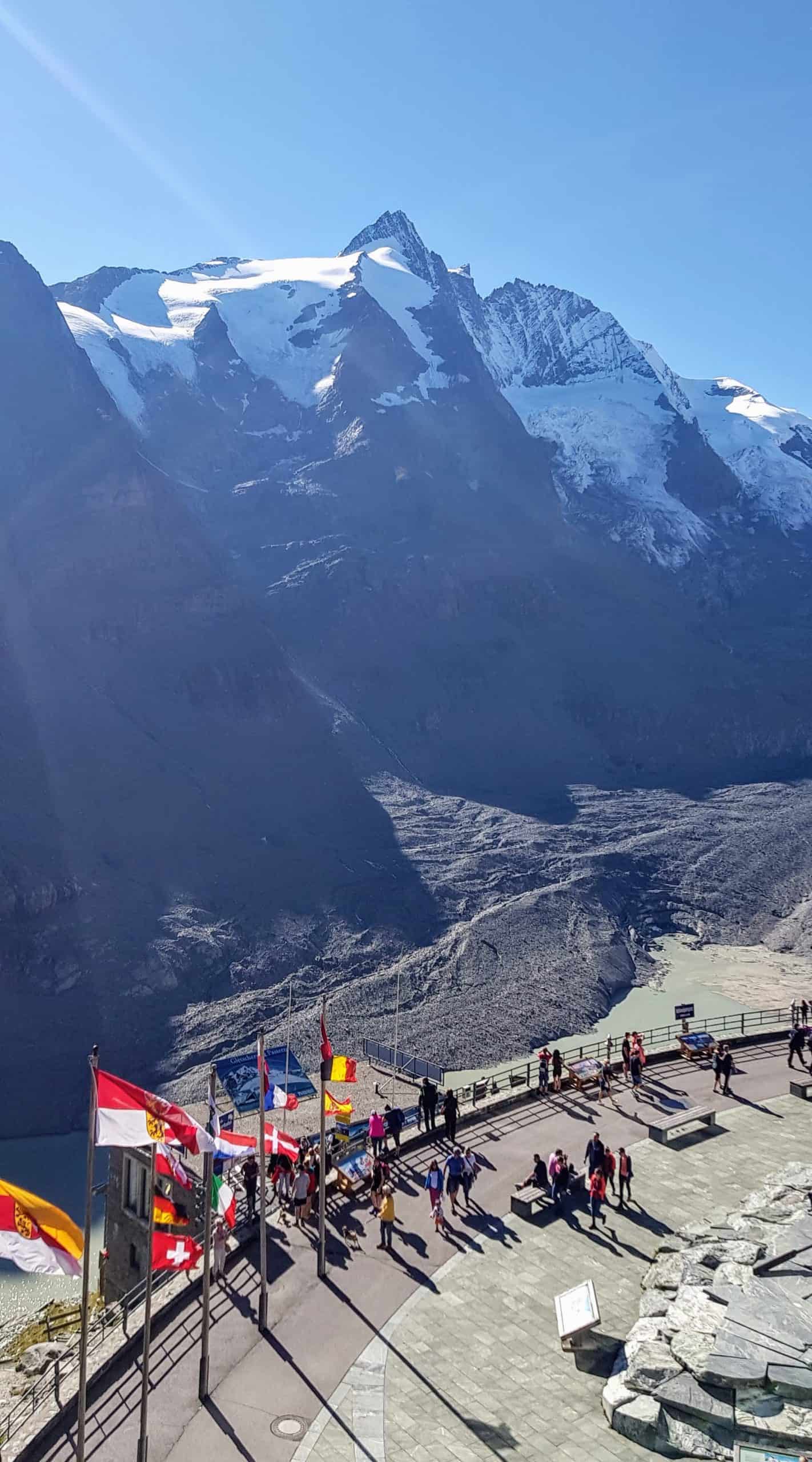 Blick auf Gletschersee & Großglockner bei Besucherzentrum Kaiser Franz Josefs Höhe Nähe Heiligenblut auf Großglockner Hochalpenstraße in Österreich.