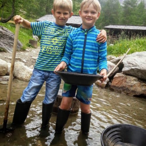 Kinder im Goldgräberdorf Heiligenblut - Ausflugsziel im Nationalpark Hohe Tauern Kärnten - Urlaub mit Kindern in Österreich.