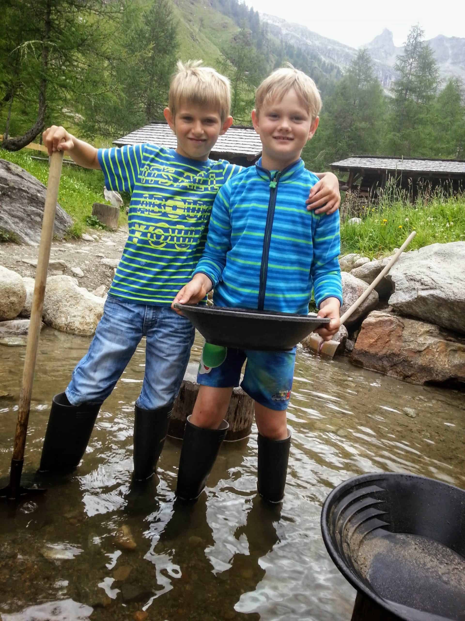 Kinder im Goldgräberdorf Heiligenblut - Ausflugsziel im Nationalpark Hohe Tauern Kärnten - Urlaub mit Kindern in Österreich.