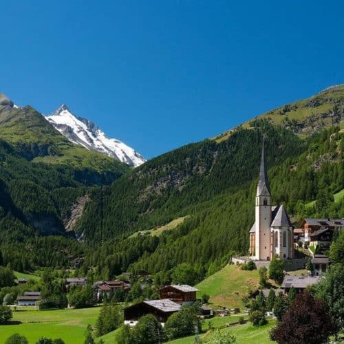Kirche in Heiligenblut mit Großglockner. Sehenswürdigkeit in Österreich
