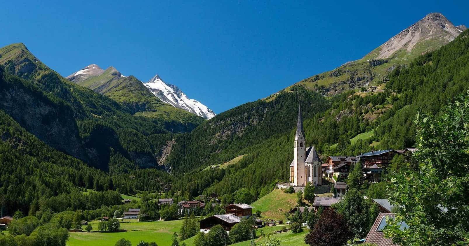 Kirche in Heiligenblut mit Großglockner. Sehenswürdigkeit in Österreich