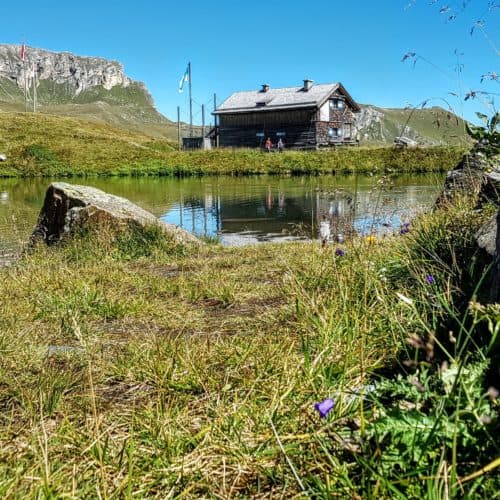 Hütten und Bergseen entlang der Großglockner Hochalpenstraße im Nationalpark Hohe Tauern Kärnten & Salzburg. Sehenswürdigkeiten in Österreich.